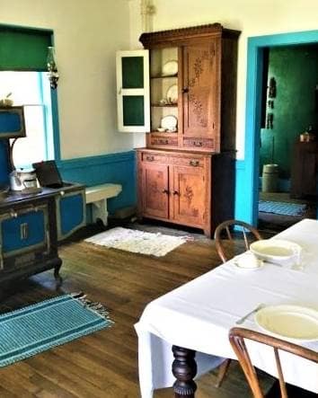 An example of an Amish Kitchen.